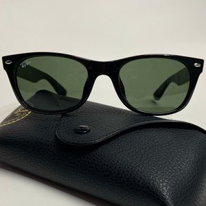 Ray-Ban New Wayfarer 52mm Classic black with G-15 lens - case, cloth & paperwork